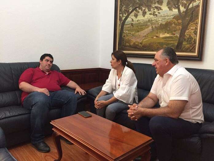 La alcaldesa Carmen Hernández y Juan Martel con el alcalde de Nules (primero por la izquierda) (Foto TA)